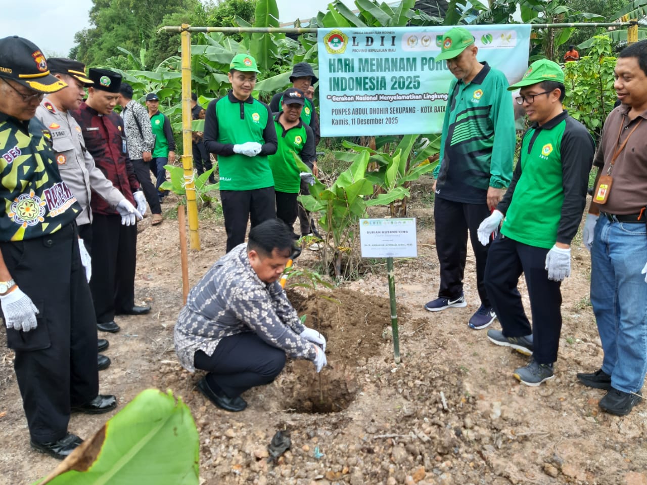 Penanaman pohon yang dilakukan oleh Suhar dengan disaksikan jajaran LDII Kepri.