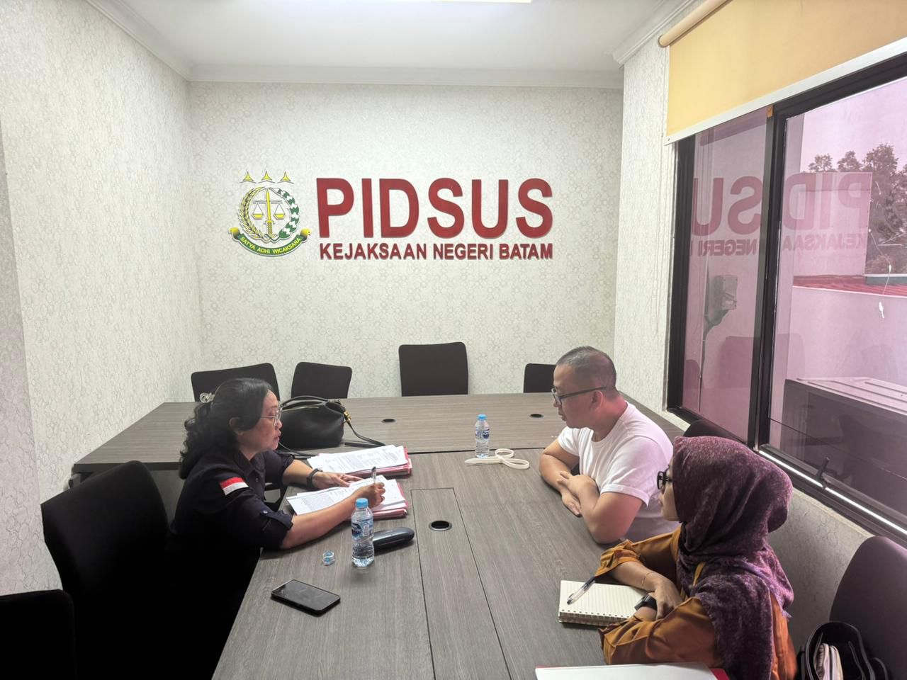 Proses penyerahan tersangka korupsi pelabuhan Batuampar dari penyidik ke kejari Batam.