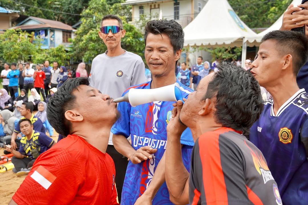 ASN Kabupaten Anambas mengikuti lomba tiup balon dalam pipa semarak Hari Jadi Korpri ke-54.