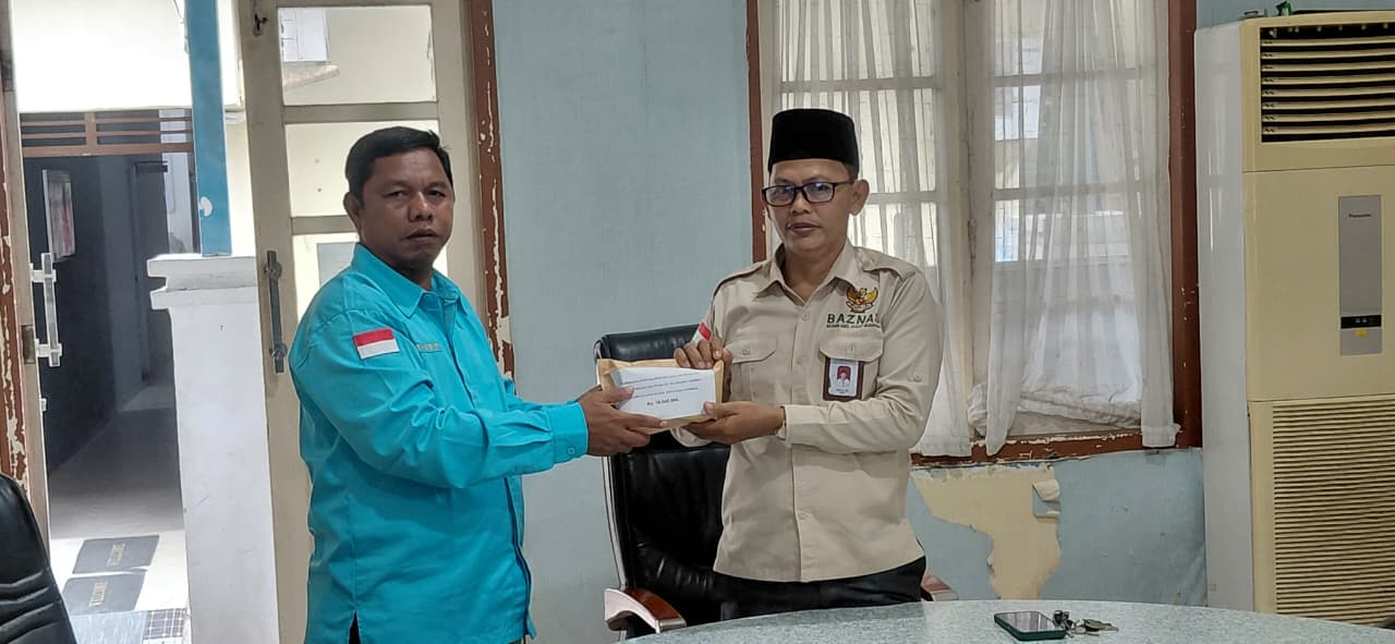 Lurah Tarempa, Syamsir menyerahkan uang donasi sebesar Rp 16 Juta untuk korban bencana Sumatra ke Baznas.