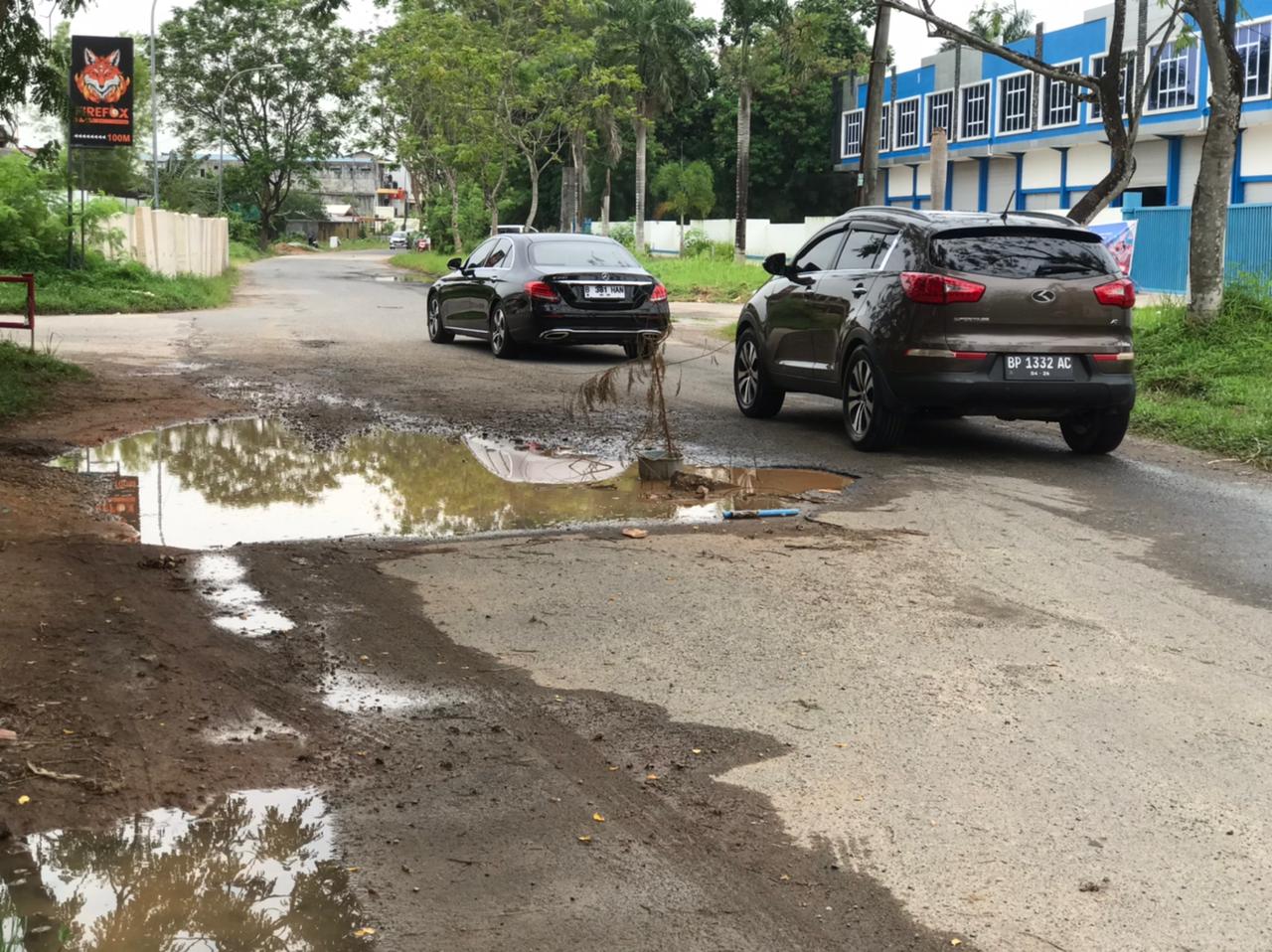 Jalan gurindam yang berlubang dan bergelombang.