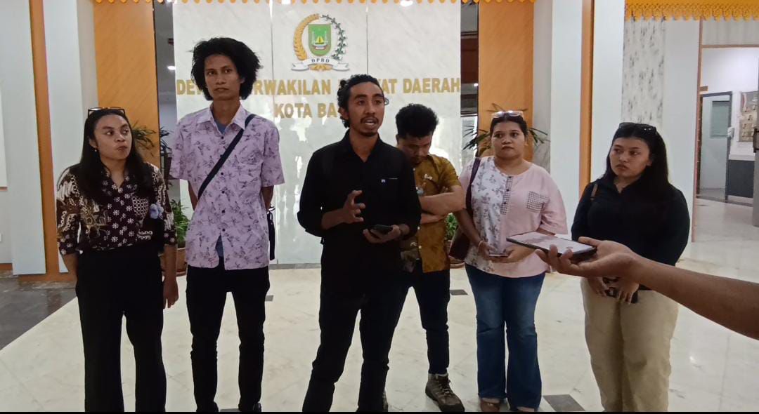 Pengurus Gerakan Aliansi Mahasiswa  sat membuat pernyataan di Gedung DPRD Batam.