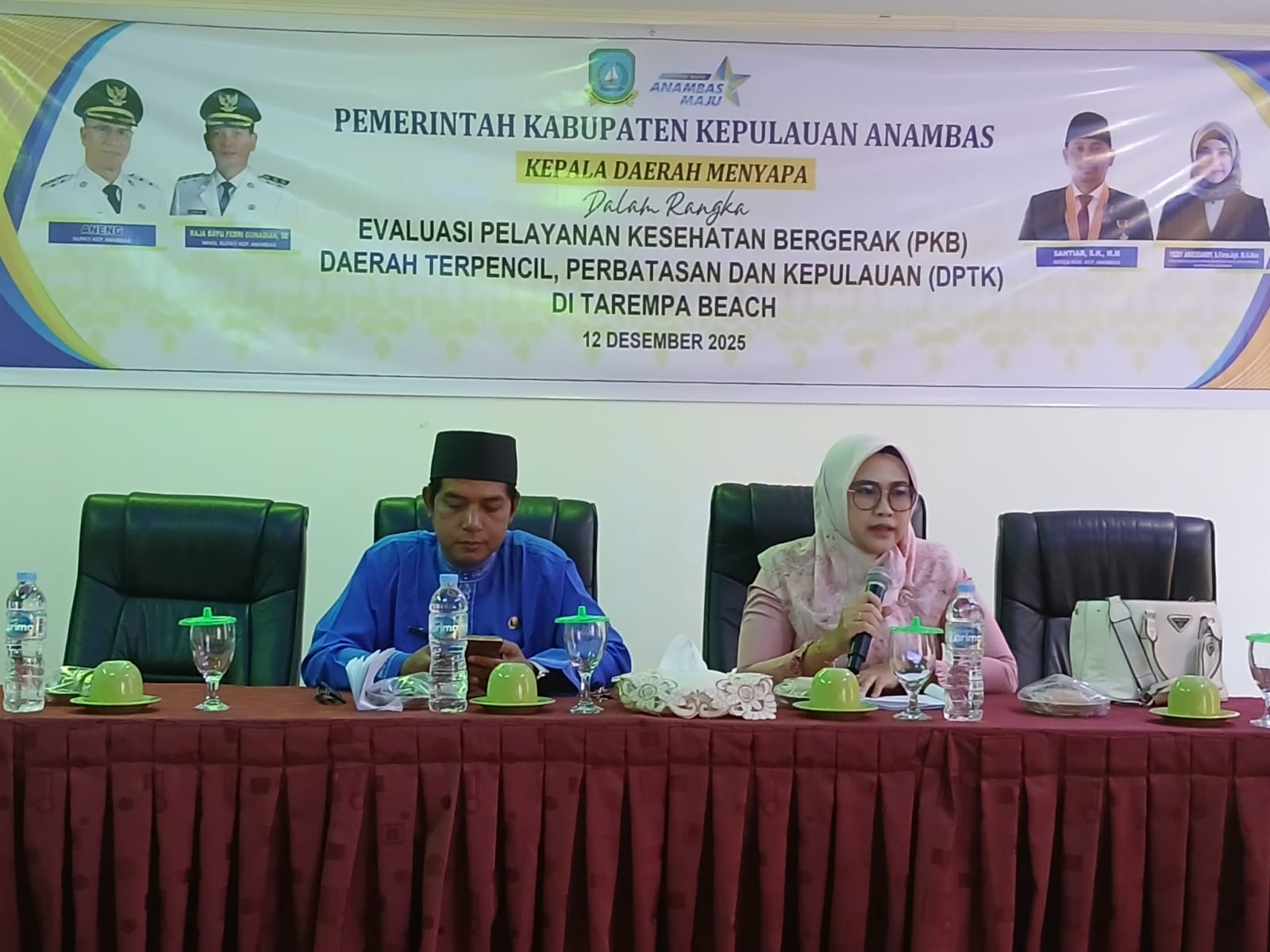 Kepala Dinas Kesehatan (Kadinkes) Anambas, Yessy Ariessandy didampingi Kabid Pelayanan dan Sumber Daya Kesehatan, Muswandar memaparkan hasil program layanan kesehatan bergerak, Jum