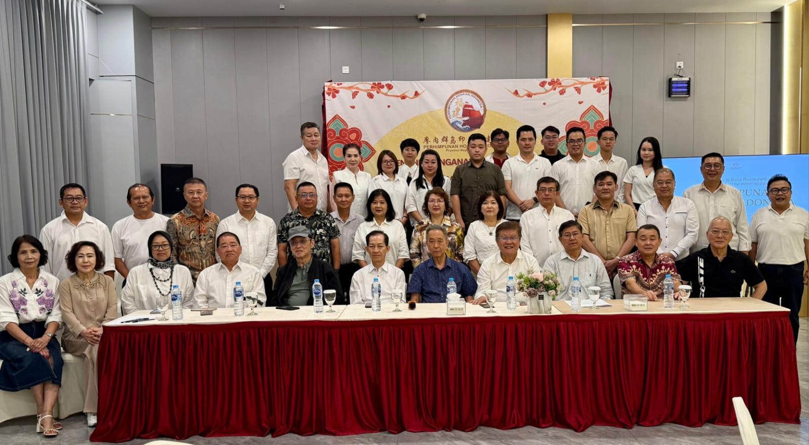 Pengurus Perkumpulan Perhimpunan Hok Kian Indonesia, Batam foto bersama.