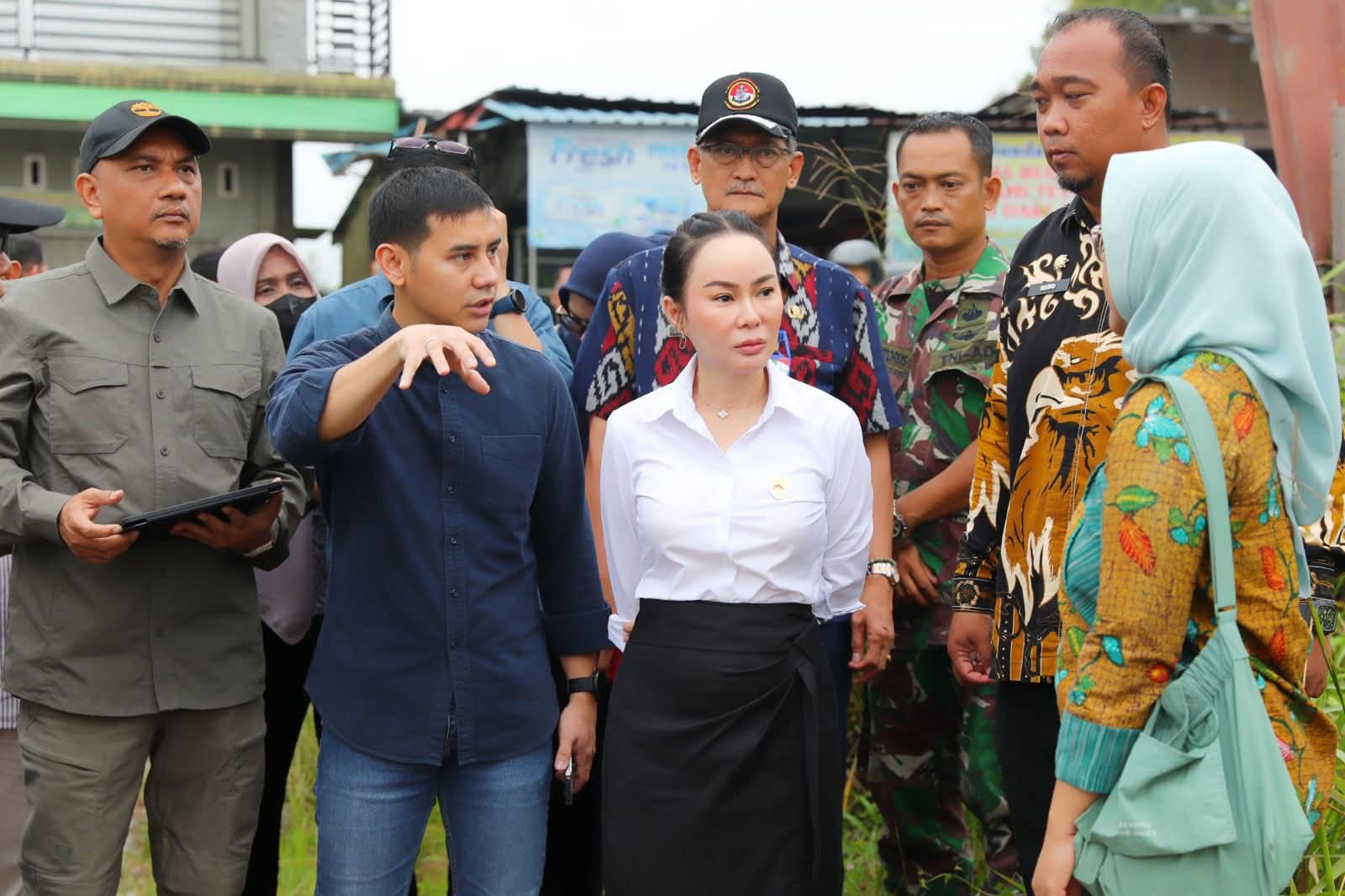 Wakil Wali Kota Batam sekaligus Wakil Kepala BP Batam, Li Claudia Chandra, kembali meninjau pembangunan TPS BIN sampah tertutup, Kamis (11/12).