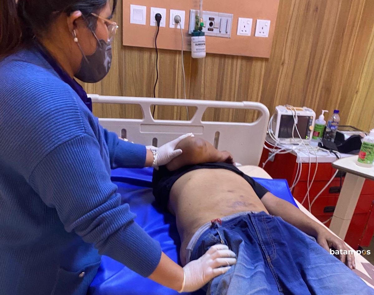 Budi Widodo saat mendapatkan perawatan medis di Rumah Sakit Badan Pengusahaan (RSBP) Batam, Jumat (12/12) sore.