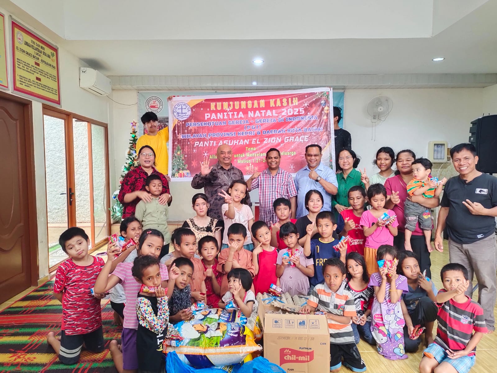 PENGURUS PGIW Kepri berfoto bersama puluhan anak yatim di Panti Asuhan El Zion Grace di Batam.