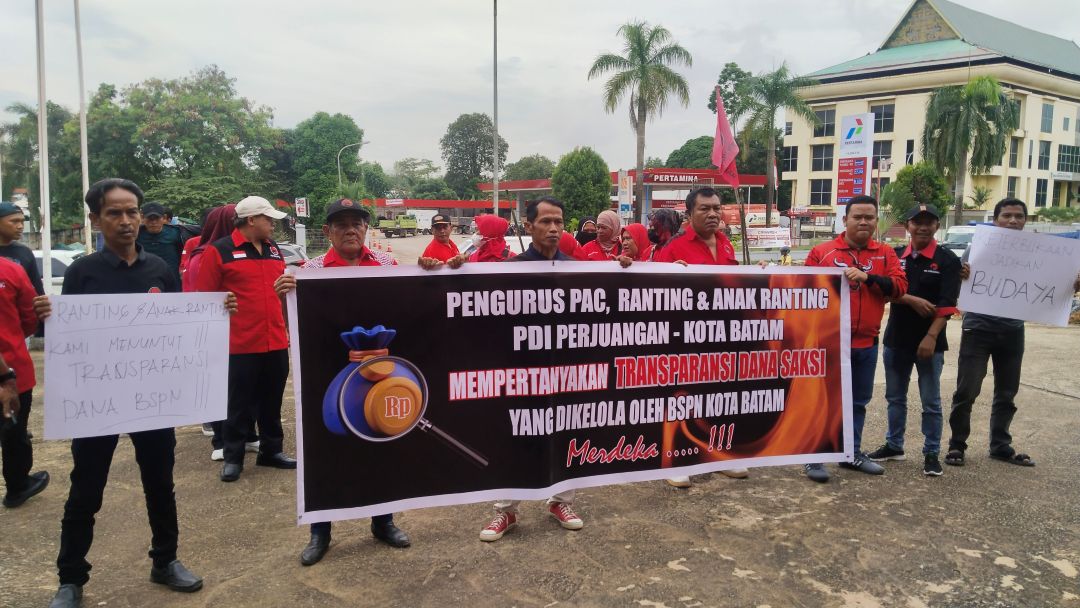 Sejumlah pengurus PDIP dari tingkat ranting mendatangi Kantor DPD PDIP Batam untuk menyuarakan keterbukaan pengelolaan dana saksi pemilu dan dana pembinaan partai.