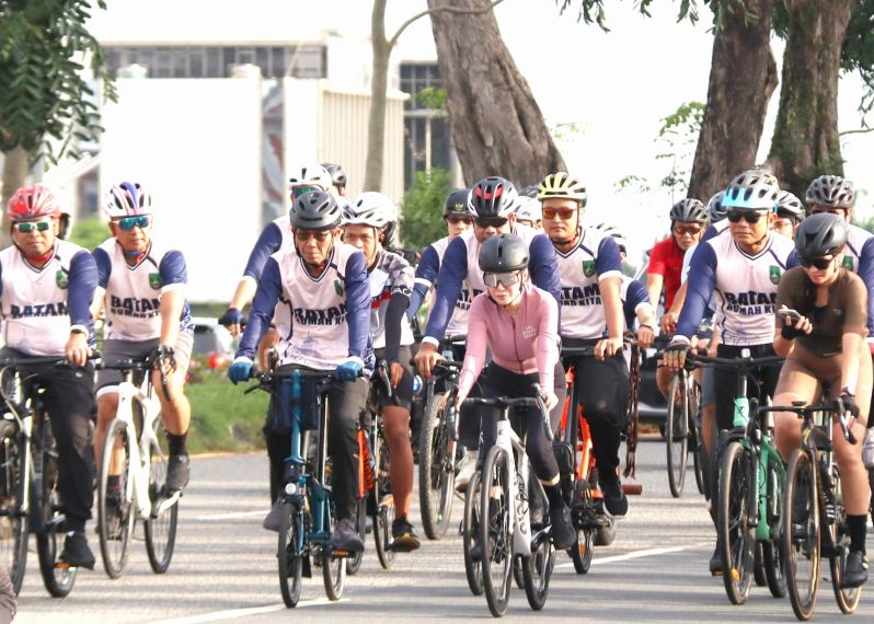 Walikota Batam Amsakar Achmad bersama Wakil Walikota Batam Li Claudia Chandra turut bersepeda, Minggu (14/12).