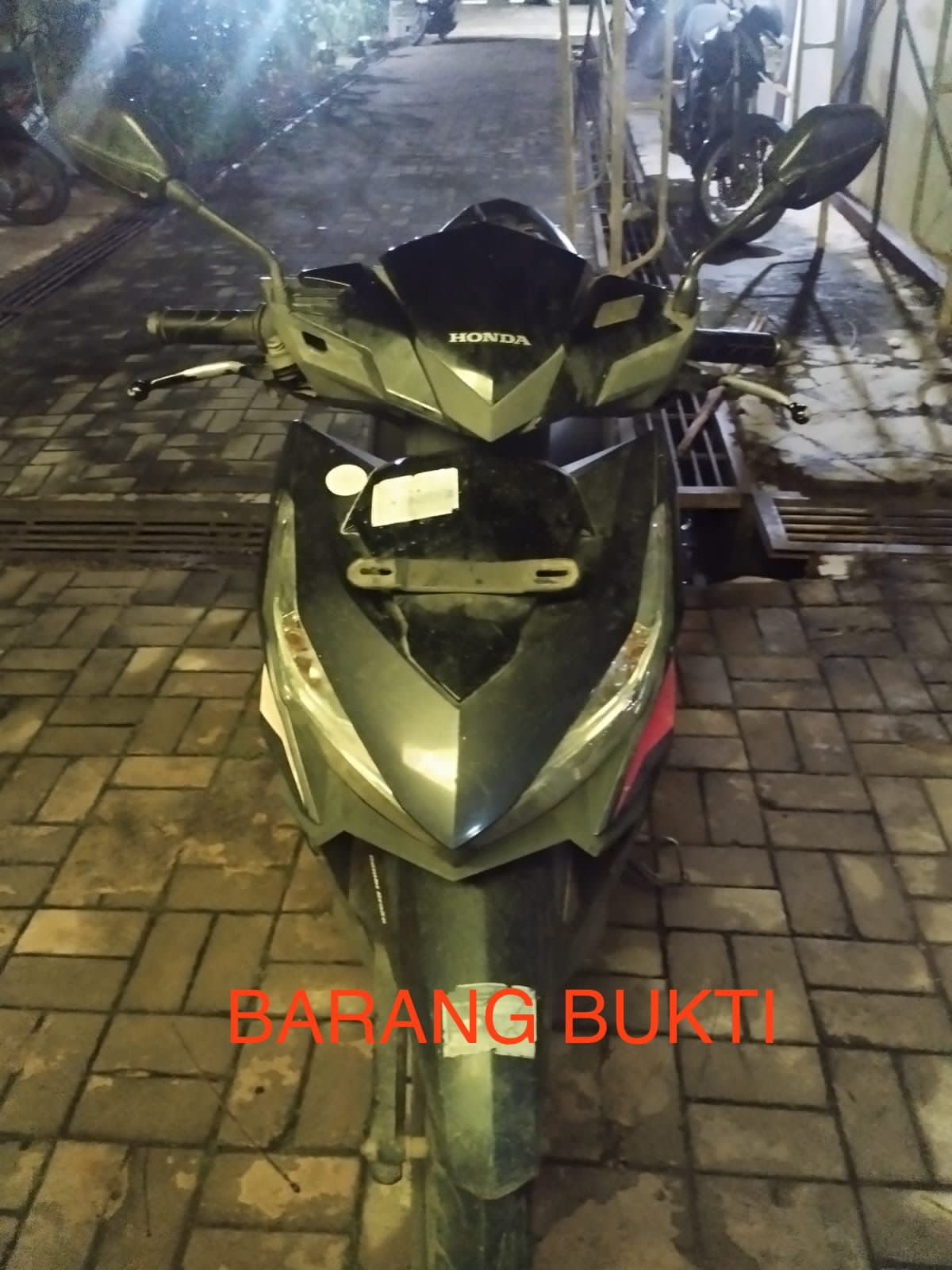 Barang bukti motor yang digelapkan karyawan.