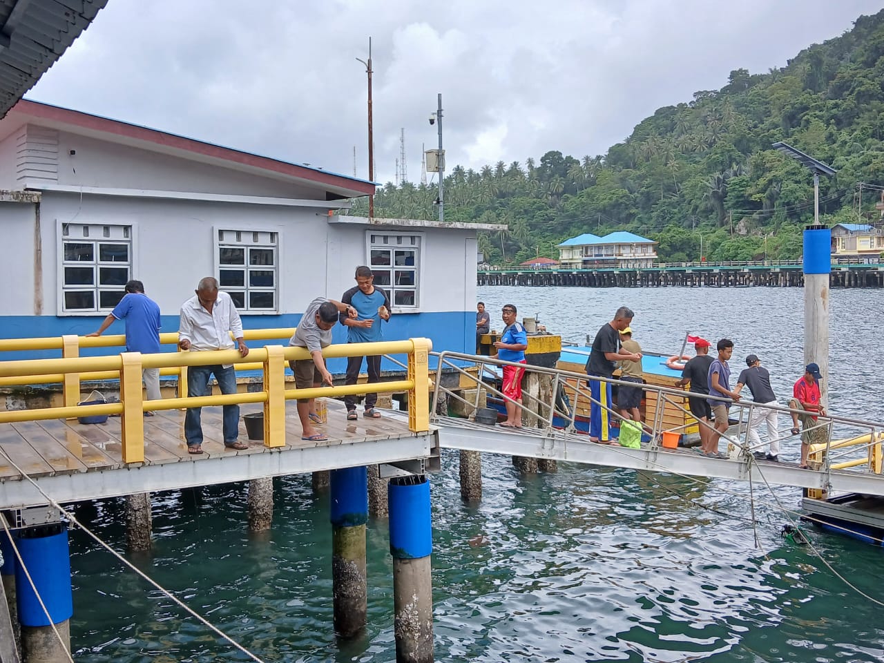 Sejumlah warga Tarempa sedang asyik berburu ikan tamban dengan alat pancing masing-masing, Minggu, (14/12).