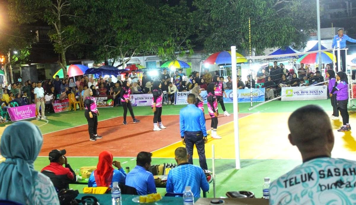 Tim bola voli putri berlaga dalam Turnamen Bola Voli Teksas Cup X Desa Teluk Sasah di Lapangan Bola Voli Perumahan Taman Surya Indah, Desa Teluk Sasah, Kecamatan Seri Kuala Lobam pada Sabtu (13/12).