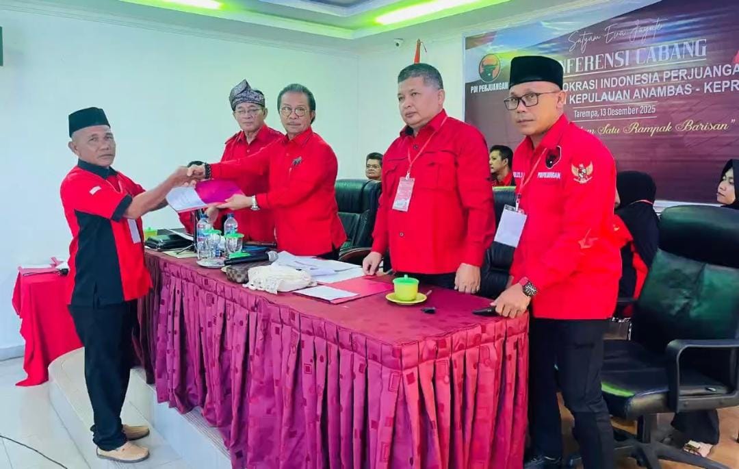Pengurus PDI Perjuangan Kepri, Jumaga Nadeak (tiga dari kanan) menerima usulan dari kader Anambas untuk menetapkan Wan Zuhendra sebagai Ketua.