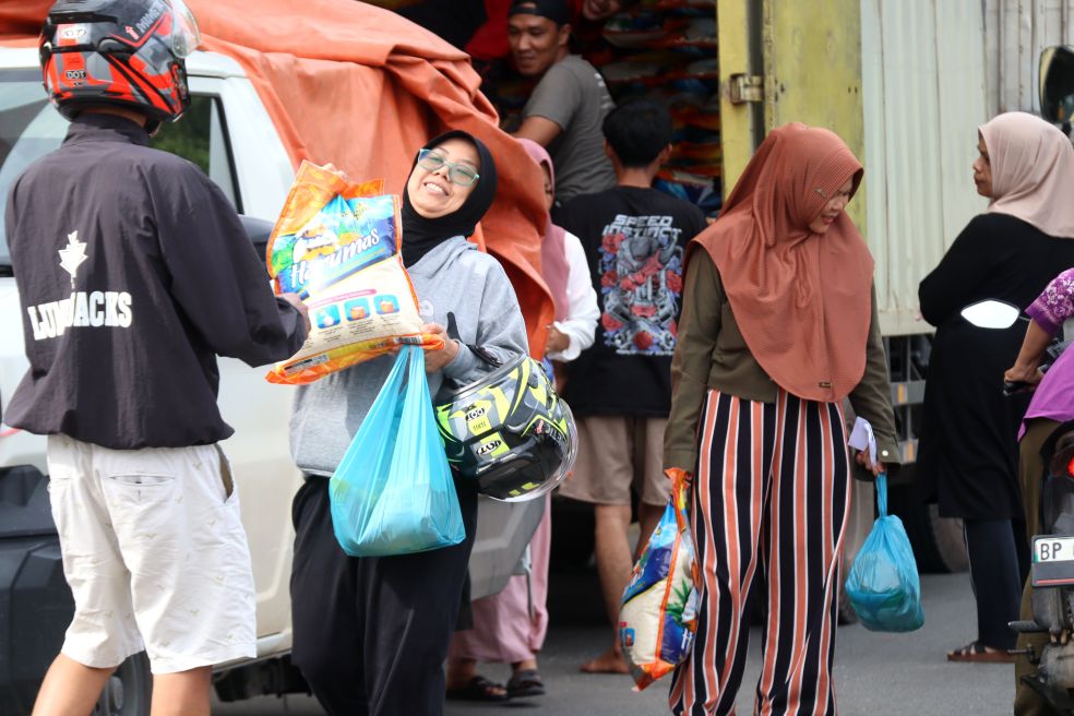Permerntah kota Batam melalui Disperindag Kota Batam menggelar  pasar murah di kawasan Sumberland kecamatan Nongsa, Minggu (14/12).