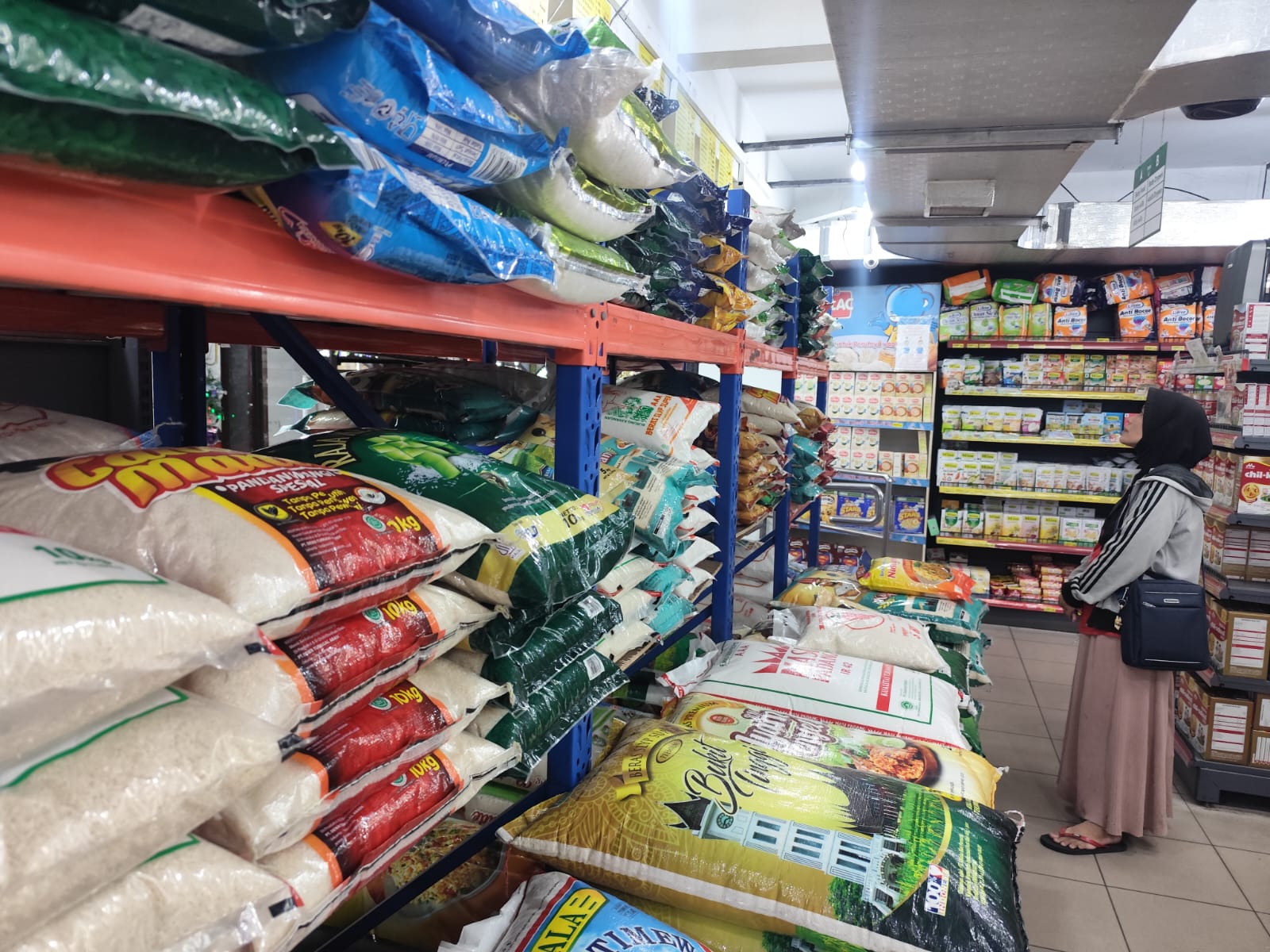 Warga saat melihat harga beras di salah satu swalayan di Tanjungpinang.