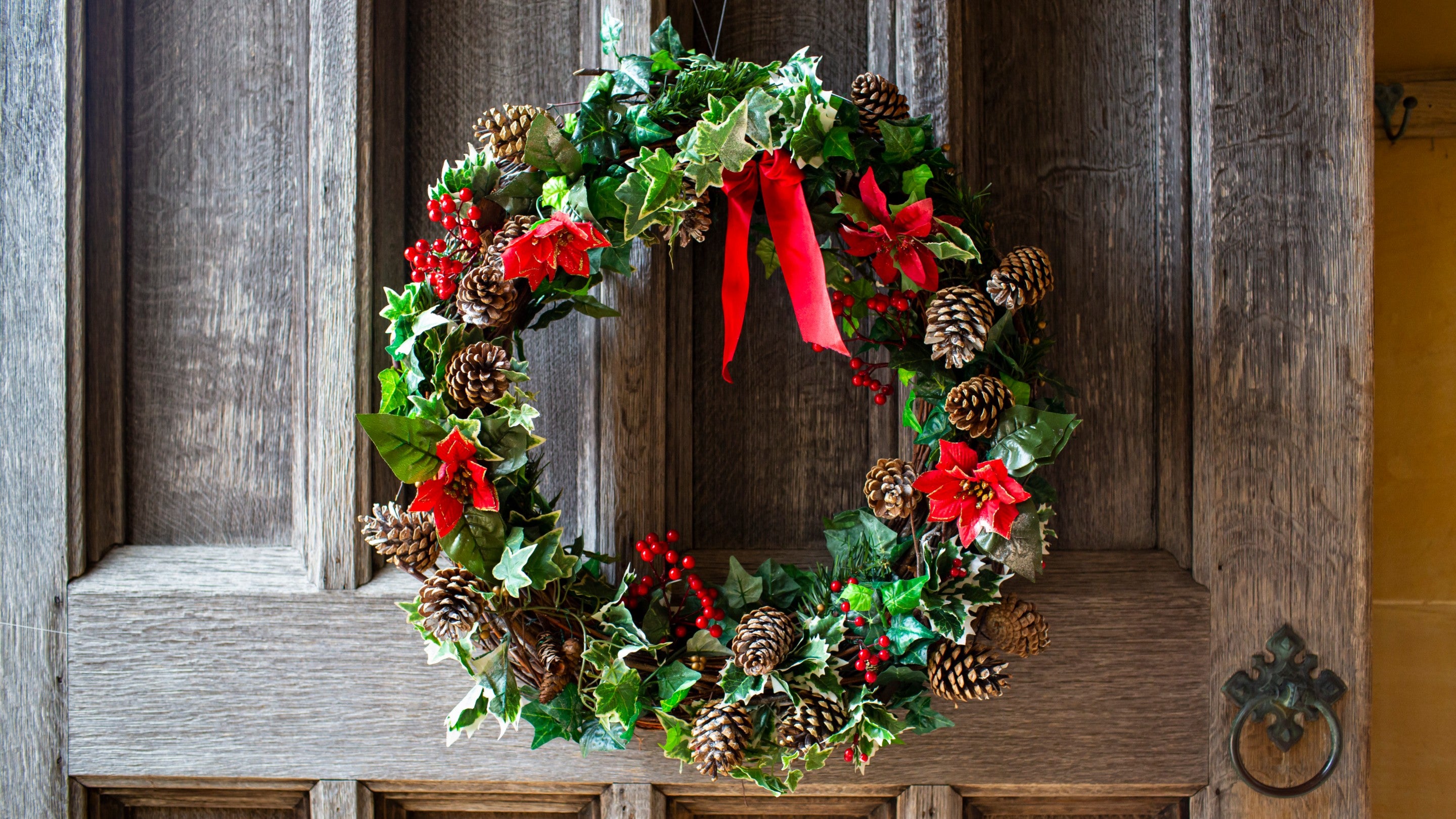 BUNGA natal atau Christmas Wreath. F National Trust.