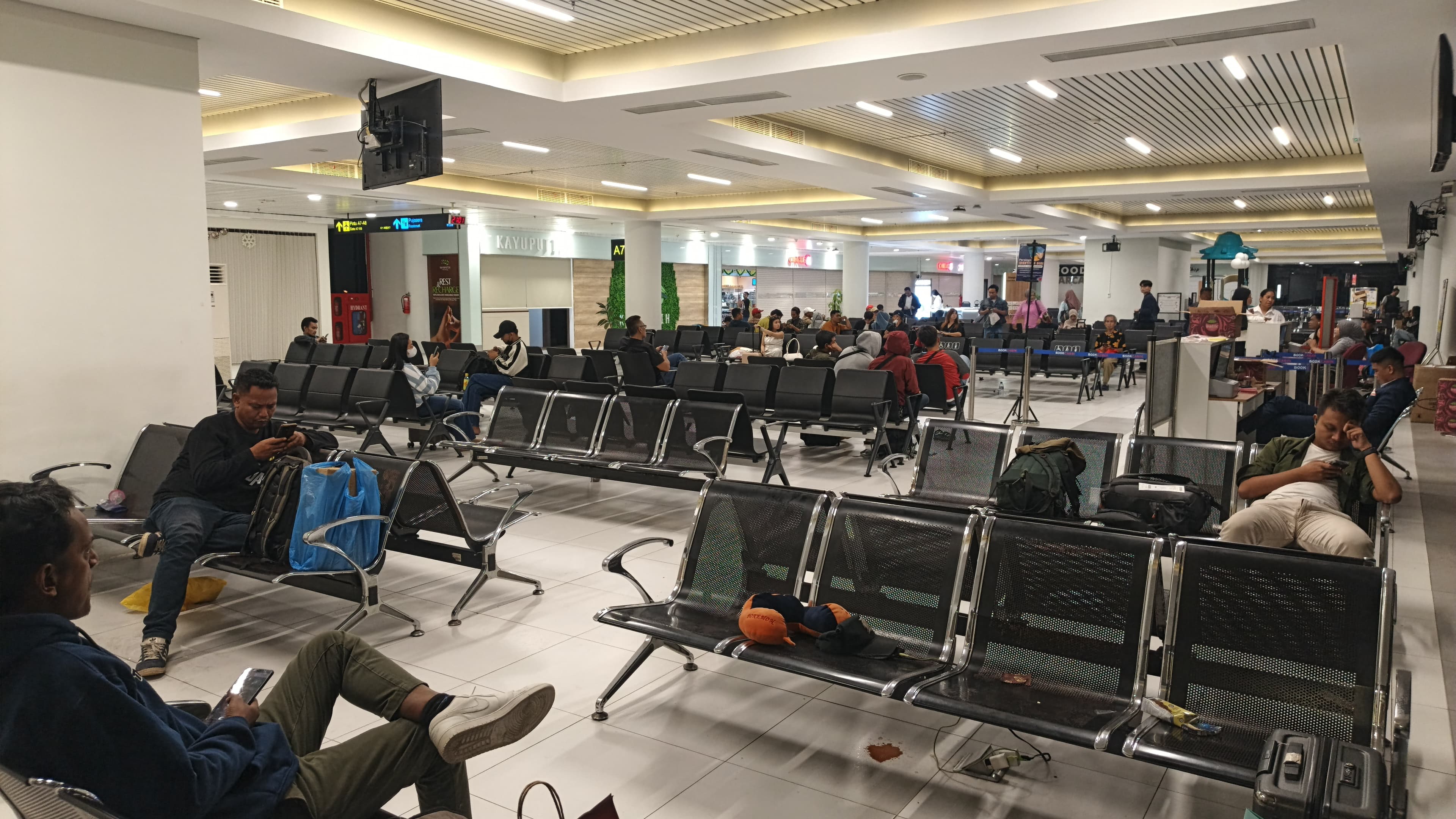 Penumpang maskapai Super Air Jet tujuan Batam&ndash;Jakarta menunggu pemberangkatan.