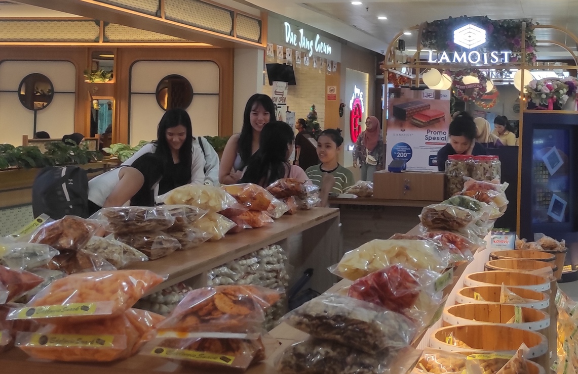 Sejumlah wisatawan membeli oleh-oleh saat liburan di pusat perbelanjaan Megamall Batamcenter, Minggu (14/12).