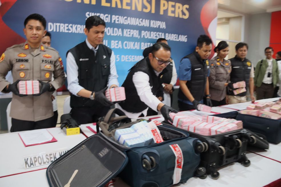 Polda Kepri bersama  Bank Indonesia dan Bea Cukai Batam merilis penyelundupan uang miliaran rupiah dari empat kurir.