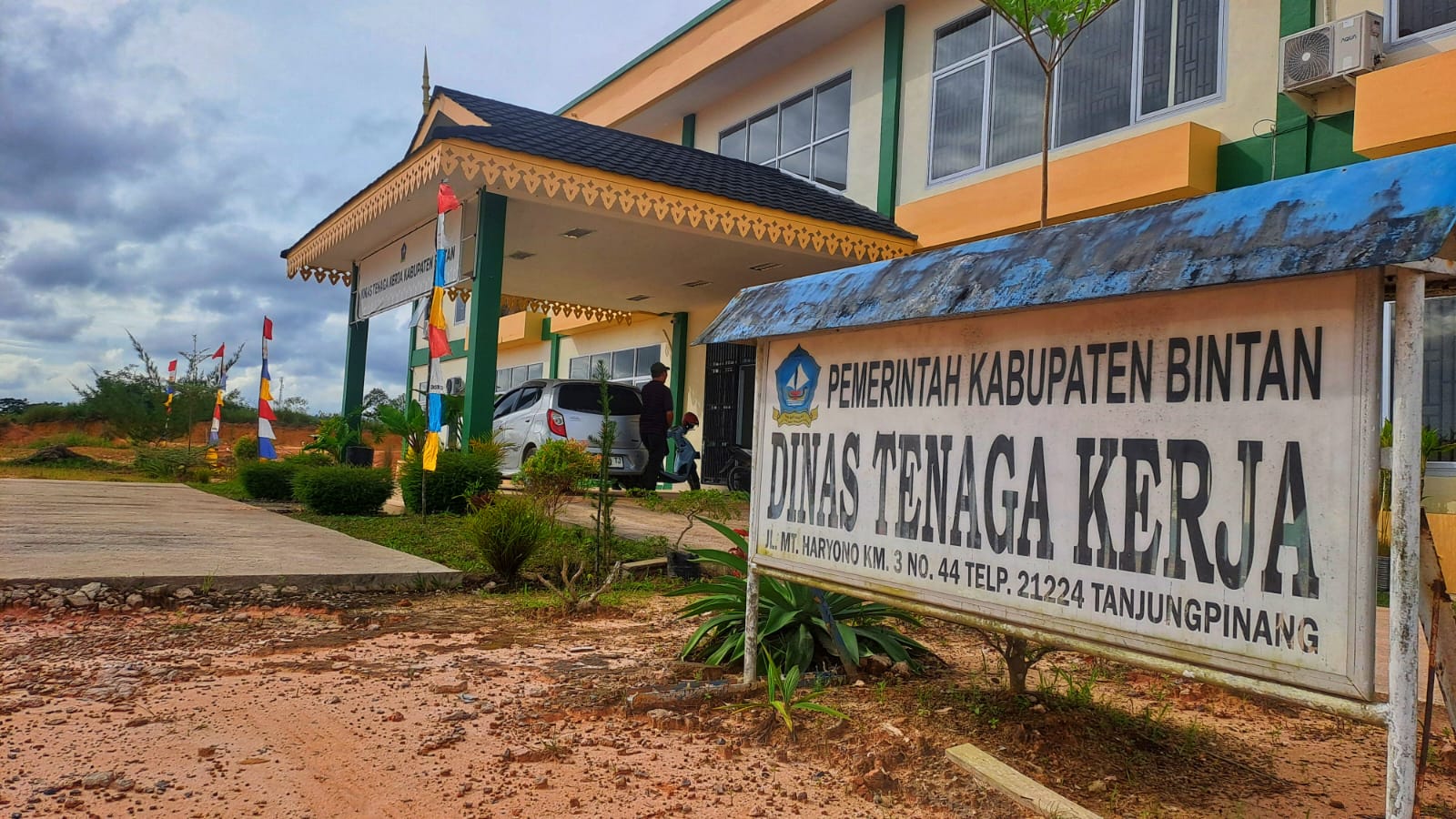 Plang kantor Dinas Tenaga Kerja Kabupaten Bintan di Bandar Seri Bentan, Desa Bintan Buyu, Kecamatan Teluk Bintan pada Rabu (17/12).