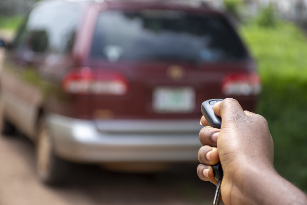 Ilustrasi mengklik alarm mobil dengan remote.