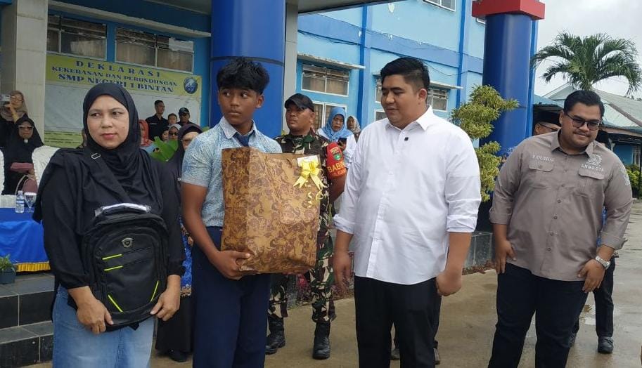 Siswa setelah menerima  bantuan seragam sekolah gratis yang diserahkan oleh Bupati Bintan, Roby Kurniawan di SMP Negeri 1 Bintan Timur, Kijang, Kecamatan Bintan Timur, Rabu (17/12).