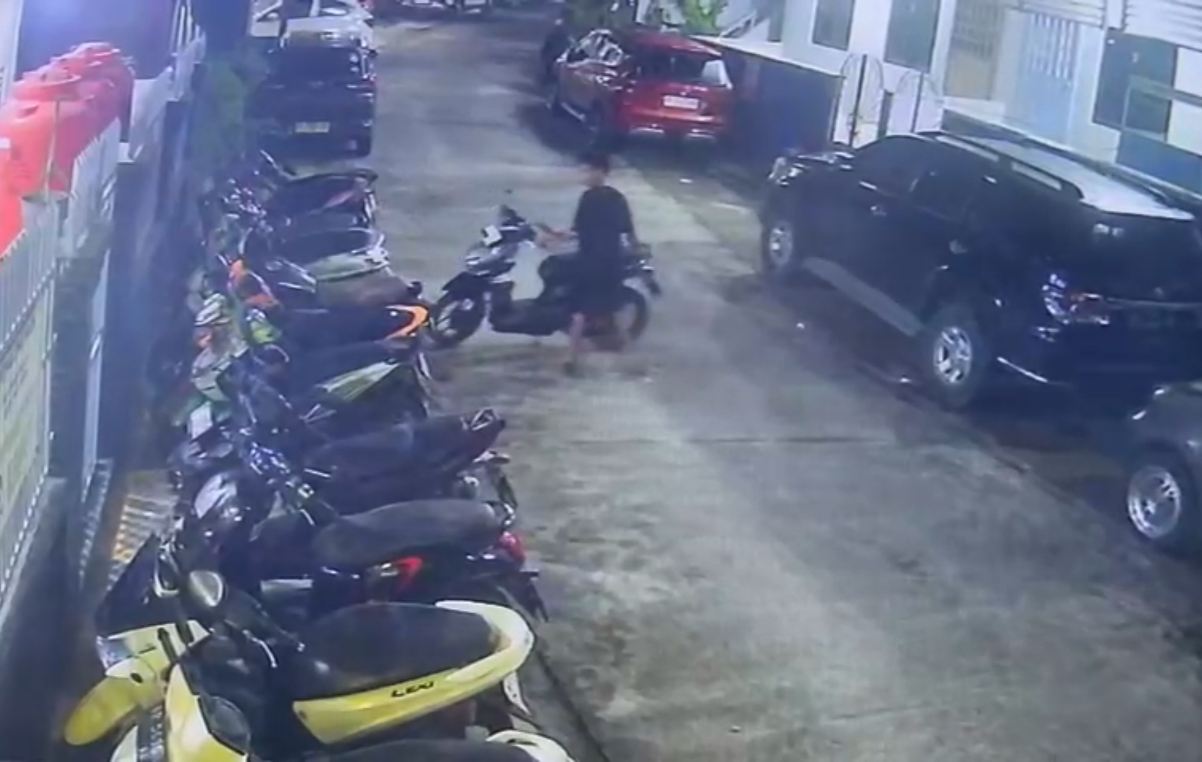 Pelaku pencurian sepeda motor terekam cctv.