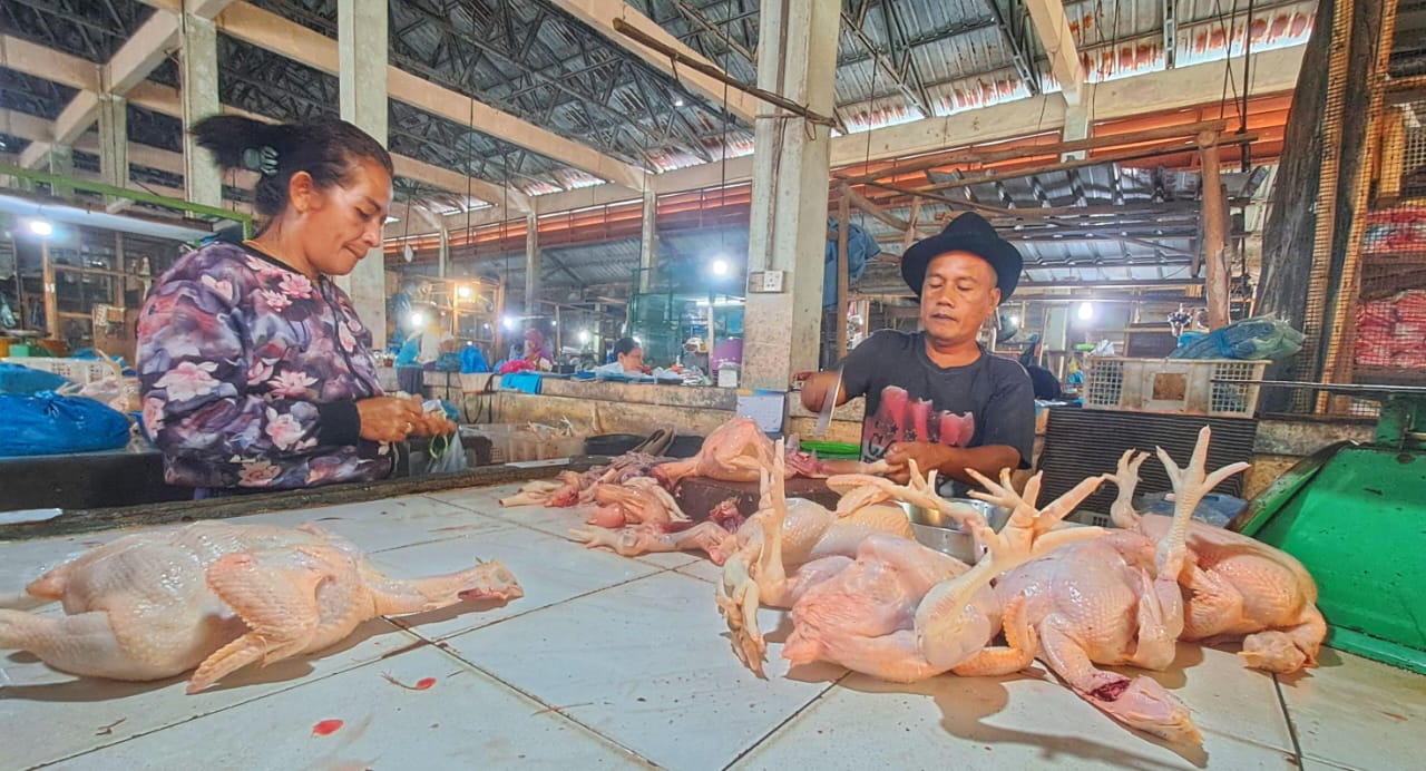 Lapak pedagang ayam potong, Sukardi di Pasar Baru, Tanjunguban, Kecamatan Bintan Utara, Rabu (17/12).