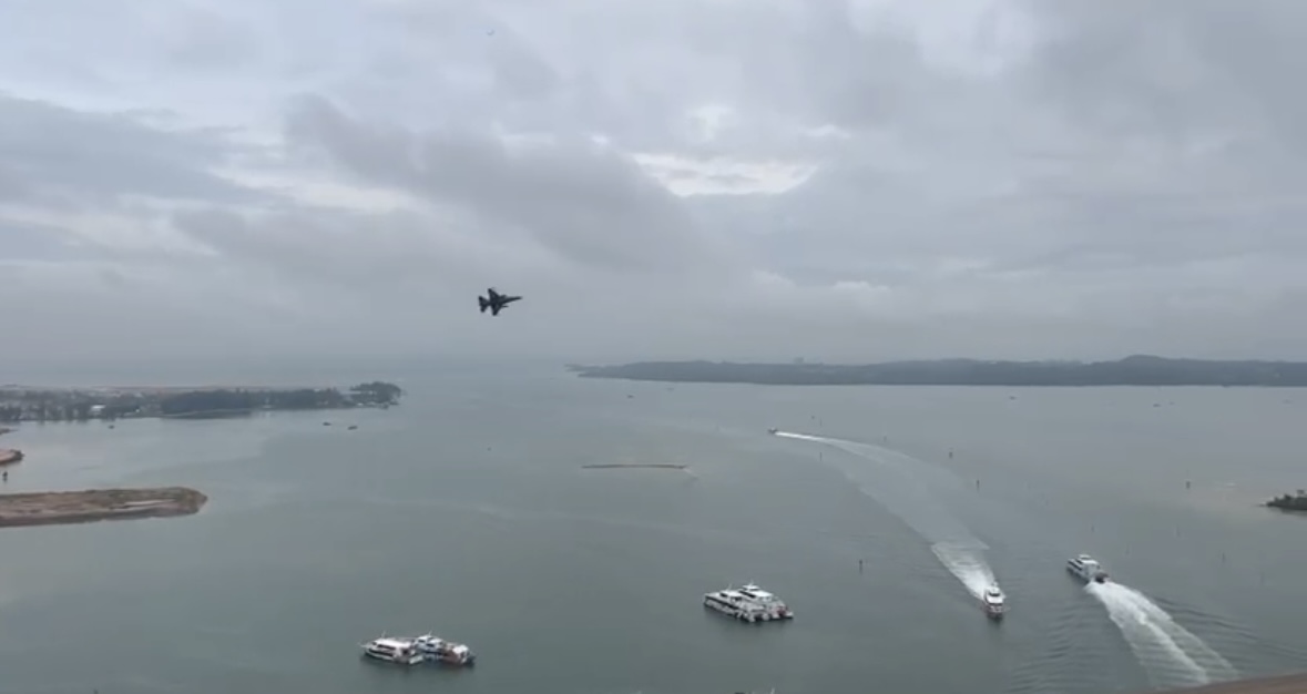 Peswat tempur latihan Batam Solidarity Airshow 2025 bertajuk Flying for Sumatera.
