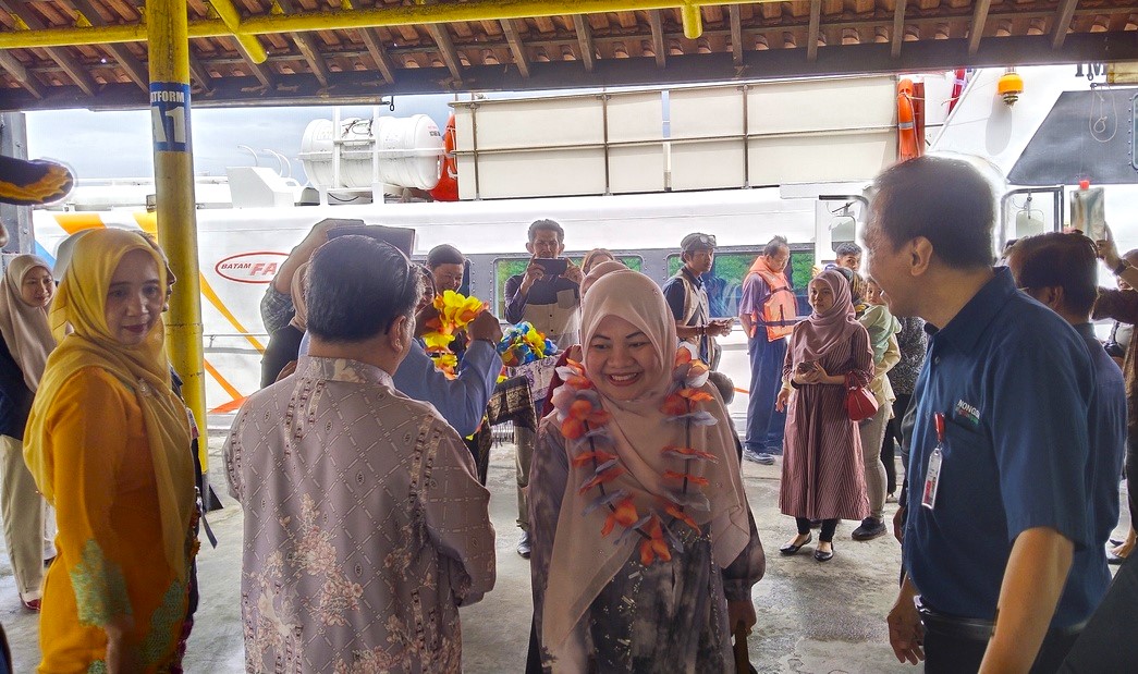 Wisatawan asal Malaysia saat tiba di Pelabuhan Nongsa Pura, Batam, pada pelayaran perdana rute Pasir Gudang, Rabu (17/12).