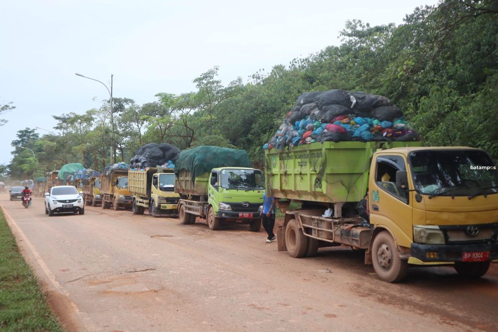 Truk pengangkut sampah antri saat akan memasuki kawasan Tempat Pembuangan Akhir (TPA) Telaga Punggur, Jumat (21/11). Kejadian serupa terulang lagi.