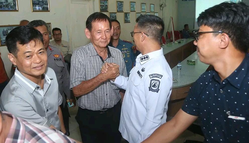 Bupati Anambas, Aneng memimpin rapat persiapan Nataru. Dalam arahannya ia meminta distributor jangan timbun sembako.