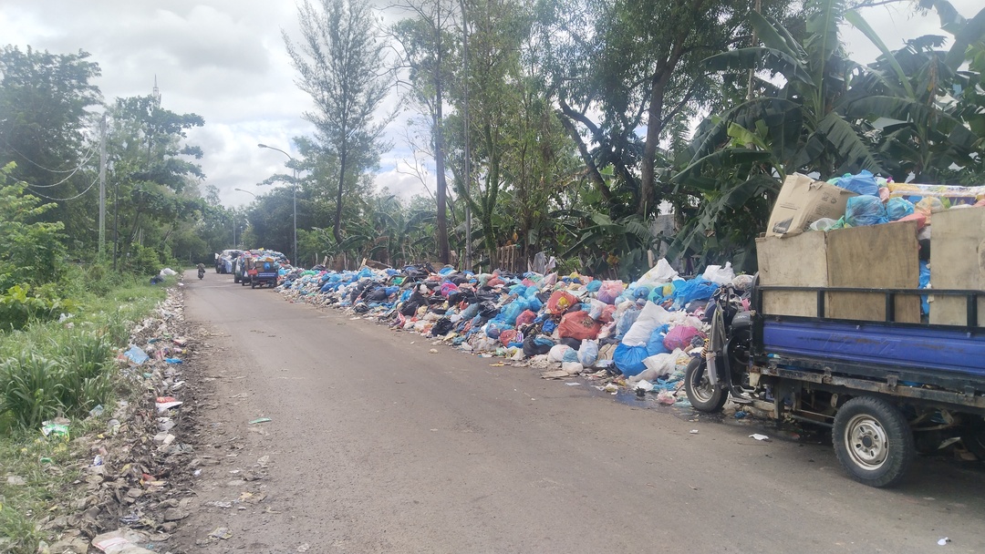 Tumpukan sampah rumah tangga tampak mengular di sepanjang ruas jalan tak jauh dari Kawasan Industri Sekupang, Kamis (18/12).