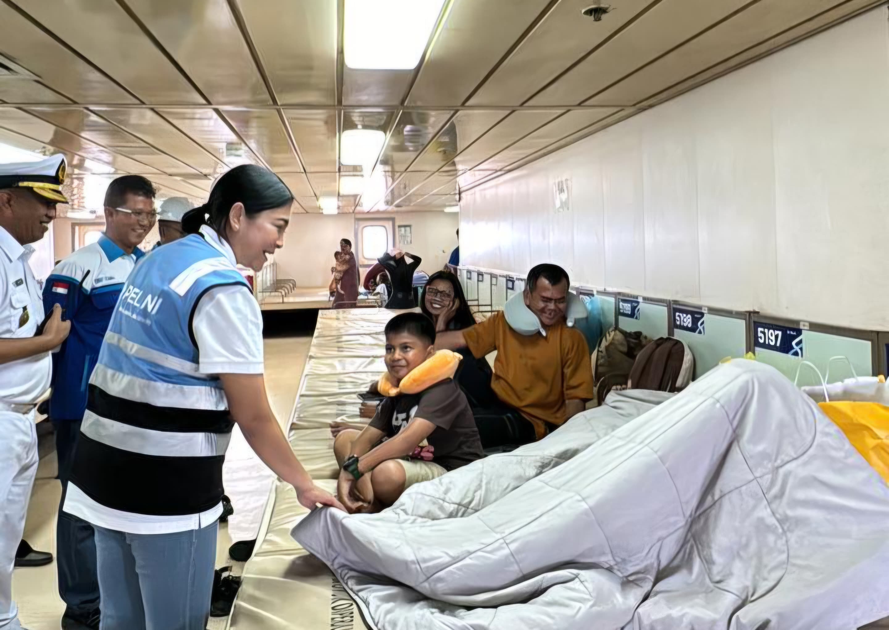 Dirut PELNI Tri Andayani meninjau langsung kesiapan KM Nggapulu saat sandar di Pelabuhan Bintang 99 Persada, Batam, Kamis (18/12), guna memastikan pelayanan angkutan Natal dan Tahun Baru 2025.