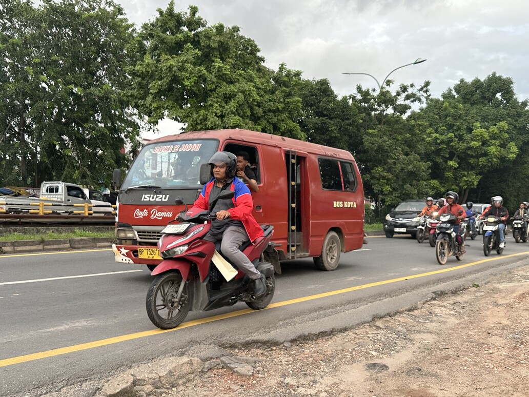 Angkot Bimbar melintas di jalan raya Batam.