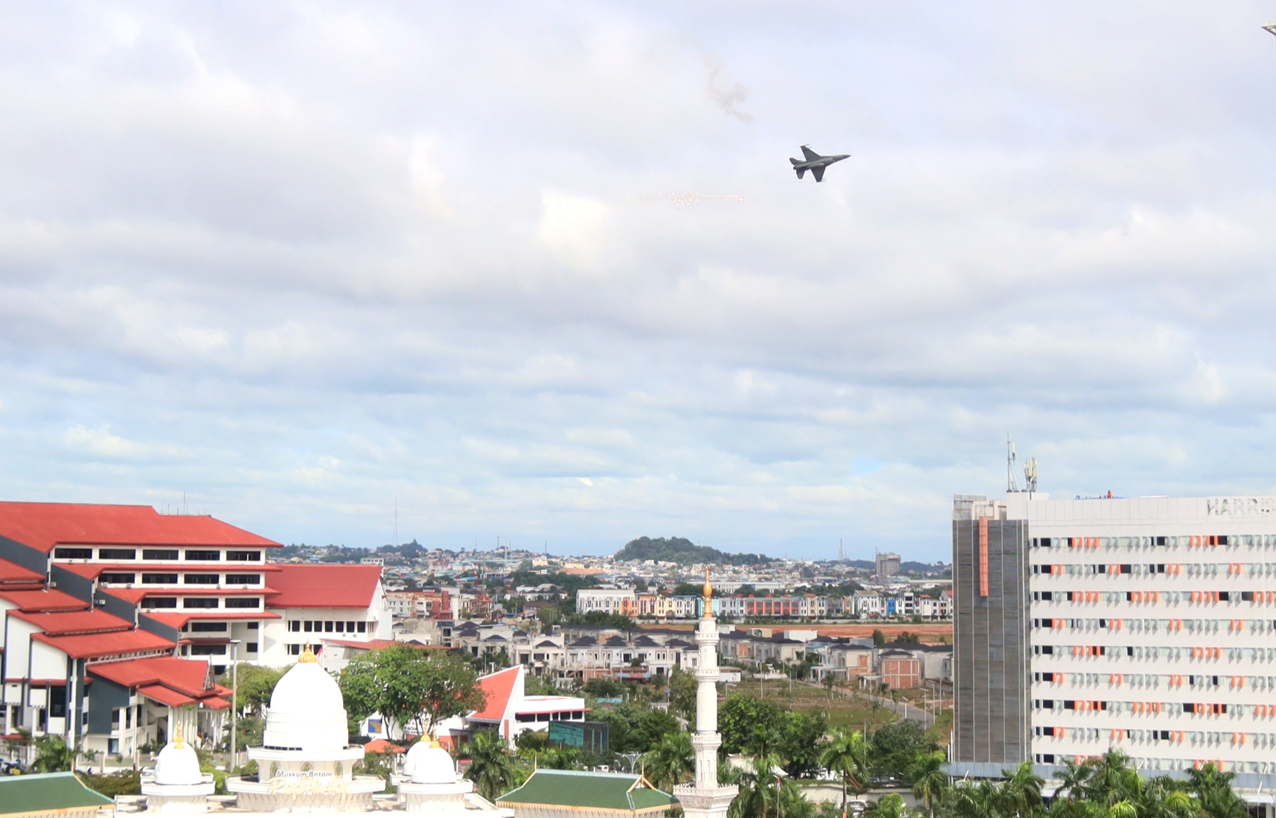 Pesawat tempur F14 melakukan fly pass di langit Batam pada acara Batam Solidarity Airshow 2025, Rabu (18/12). Batam Solidaritu Airshow 2025 dalam rangka Hari Jadi Batam.