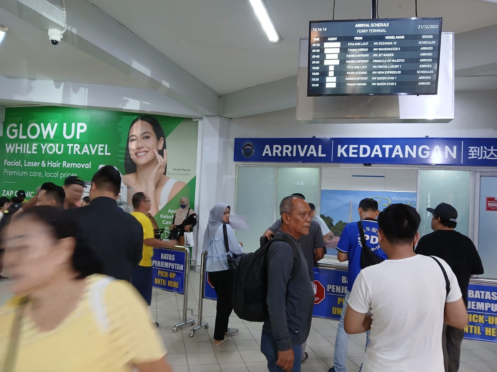 Suasana di Pelabuhan Ferry International Batam Center.