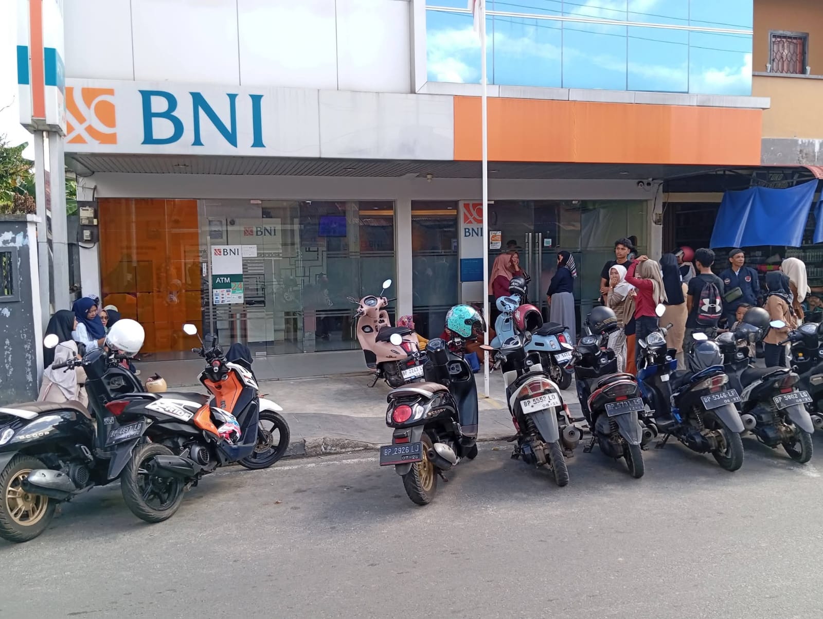 Sejumlah pelajar SMA terlihat antri di depan kantor Cabang BNI Dabo Singkep untuk aktivasi dan pencarian dana PIP, Senin (22/12/2025).