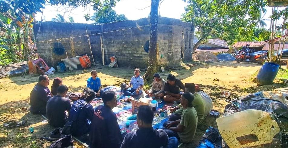 Doa bersama dimulai program bedah rumah PWI Bintan di Kampung Harapan, Desa Teluk Sasah, Kecamatan Seri Kuala Lobam, Senin (22/12). F.PWI Bintan untuk Batam Pos.