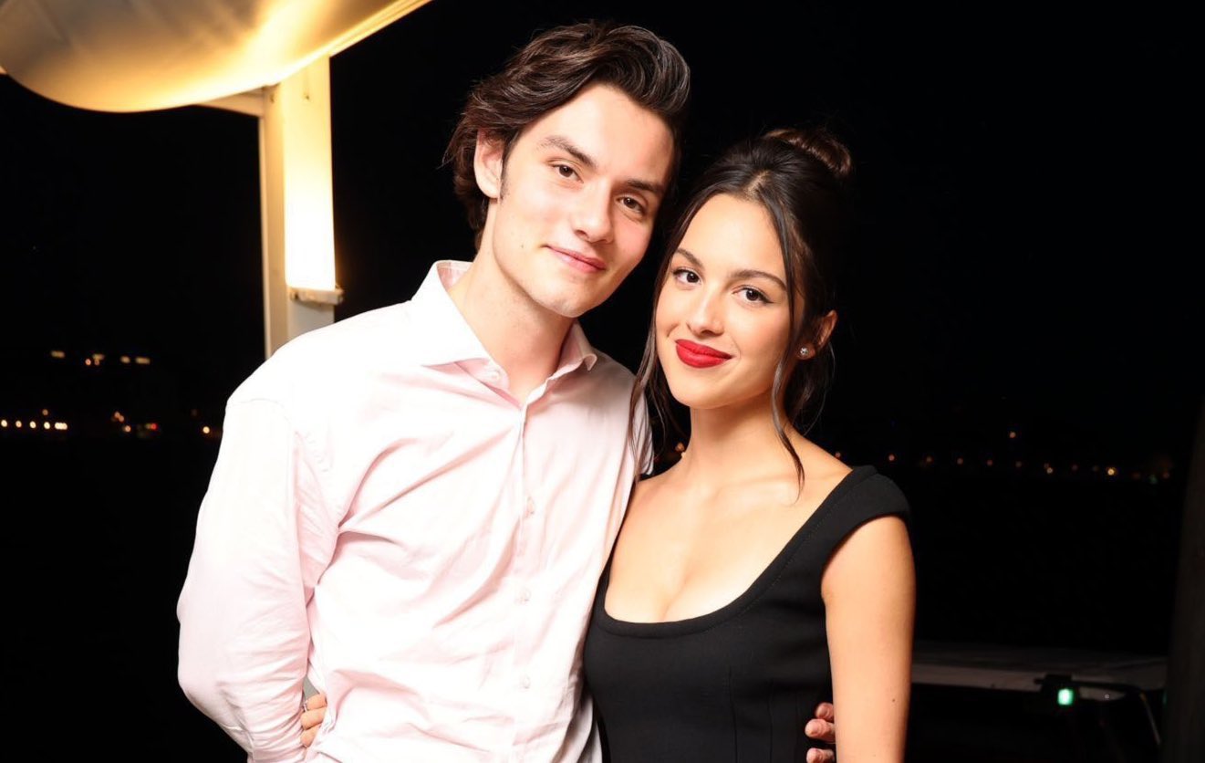 Olivia Rodrigo dan Louis Partridge dikabarkan putus.