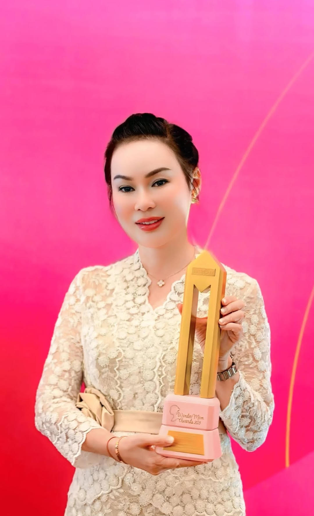 Li Claudia Chandra menerima penghargaan.