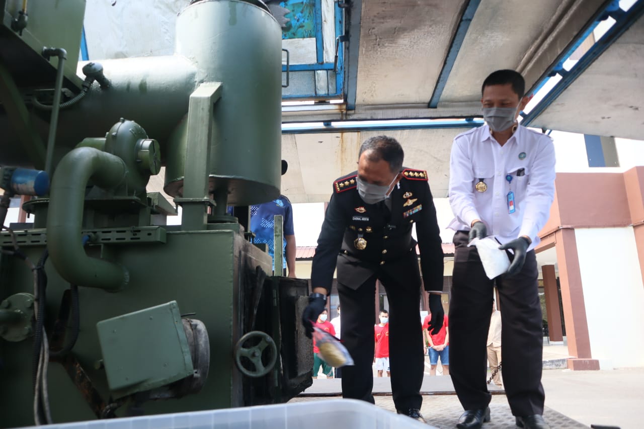 PEMUSNAHAN barang bukti narkoba di Polresta Barelang, Senin (22/12/2025). F Cecep Mulyana