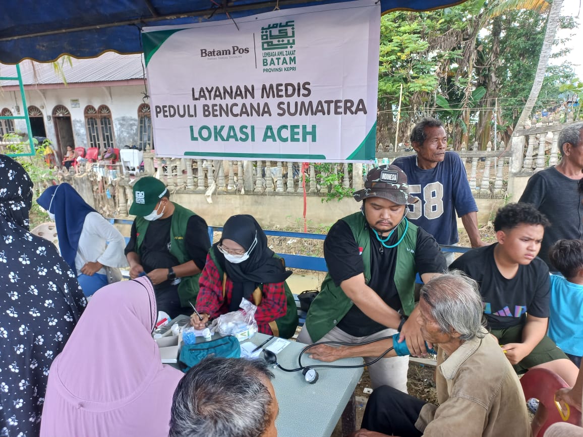 Pemeriksaan dan pengobatan kesehatan gratis bagi para pengungsi bencana di Dusun Rantau Pauh, Kecamatan Rantau, Kabupaten Aceh Tamiang, Minggu (21/12).