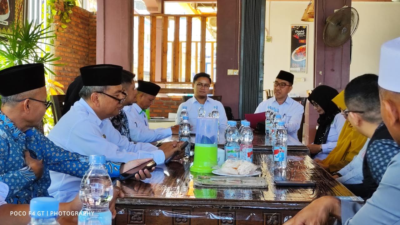 Tenaga Ahli Kementerian Haji dan Umrah RI, Ichsan Marsha, memberikan arahan dalam koordinasi percepatan pelunasan BIPIH 1447 H/2026 M bersama Kanwil Kemenhaj Provinsi Kepri dan Kemenhaj Kota Batam.