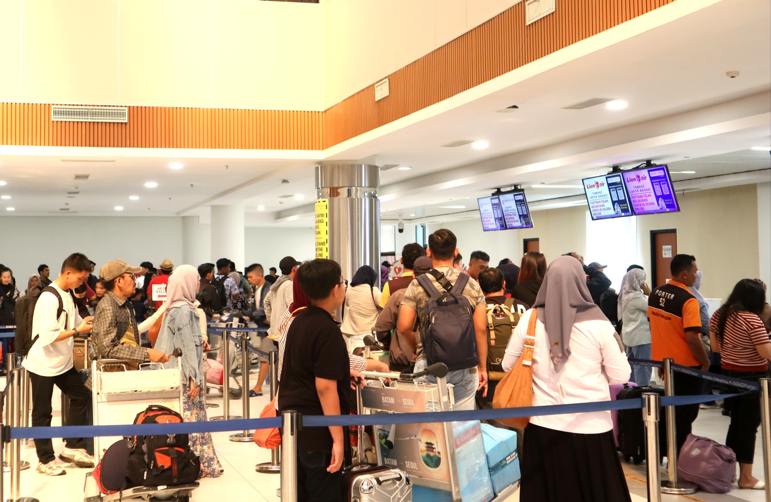 Penumpang melakukan check-in di Bandara Hang Nadim Batam, Senin (22/12). Menjelang Natal dan Tahun Baru biasa arus penumpang mengalami peningkatan.