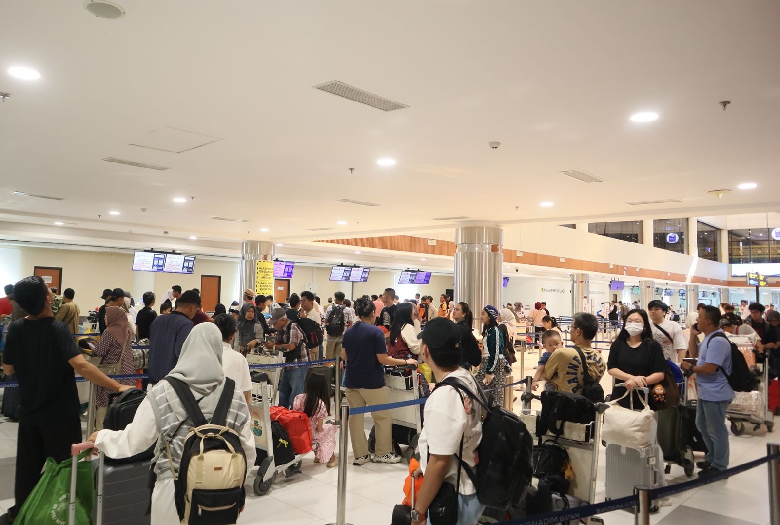 SUASANA arus mudik Nataru 2025 di Bandara Hang Nadim, Batam, Senin (22/12/2025) lalu. F Cecep Mulyana/Batam Pos