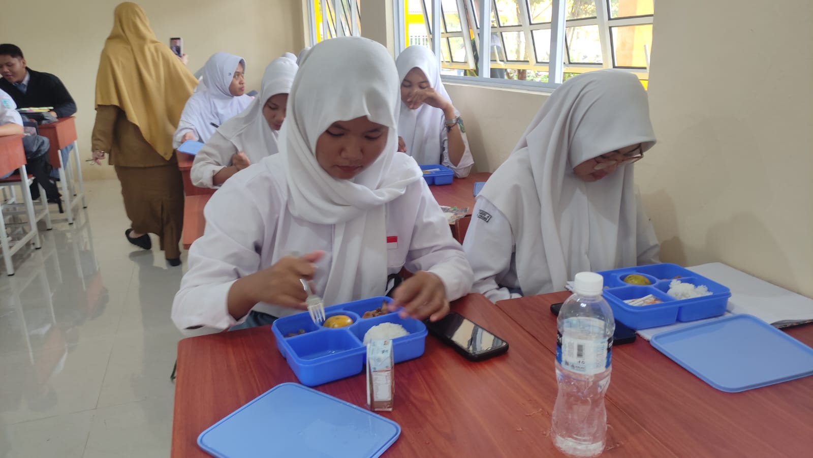 Pelajar SMA Negeri 4 Tanjungpinang menyantap makan bergizi gratis. F. Mohamad Ismail/BATAM POS