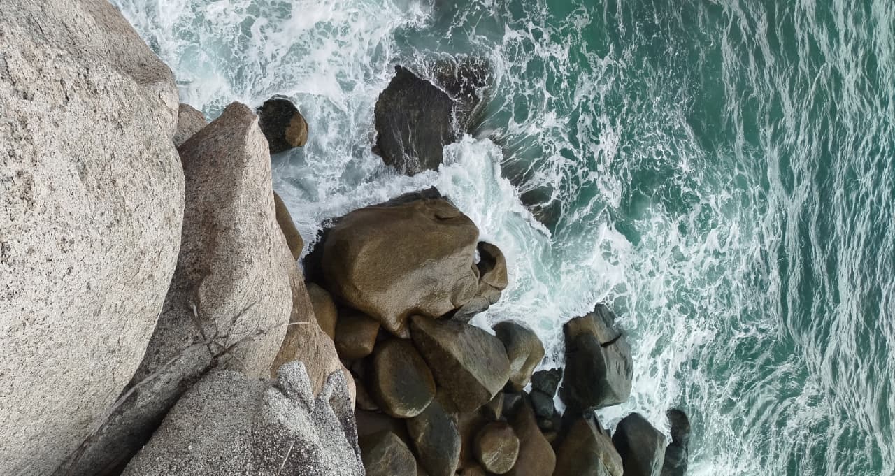 Hempasan ombak yang menghantam batu granit di Pantai Senggiling, Kabupaten Bintan. F. Dokumentasi Bentan Extreme