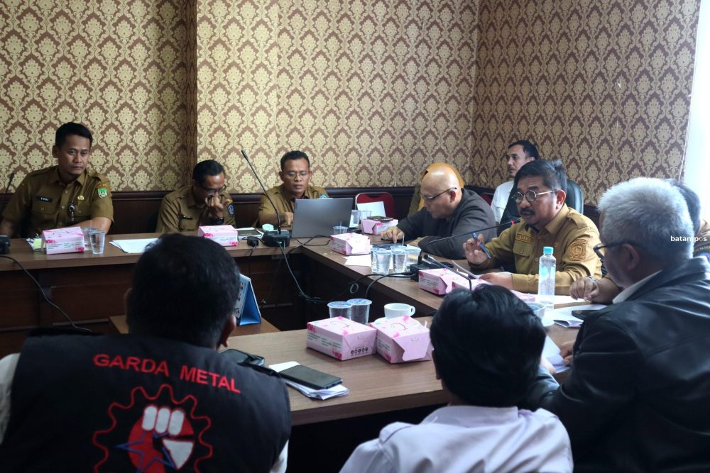 Kepala Dinas Tenaga kerja Provinsi Kepri Diky Wijaya memimpin rapat pembahasan UMP dan UMK di gedung Graha Kepri, Senin (22/12). F Cecep Mulyana/Batam Pos