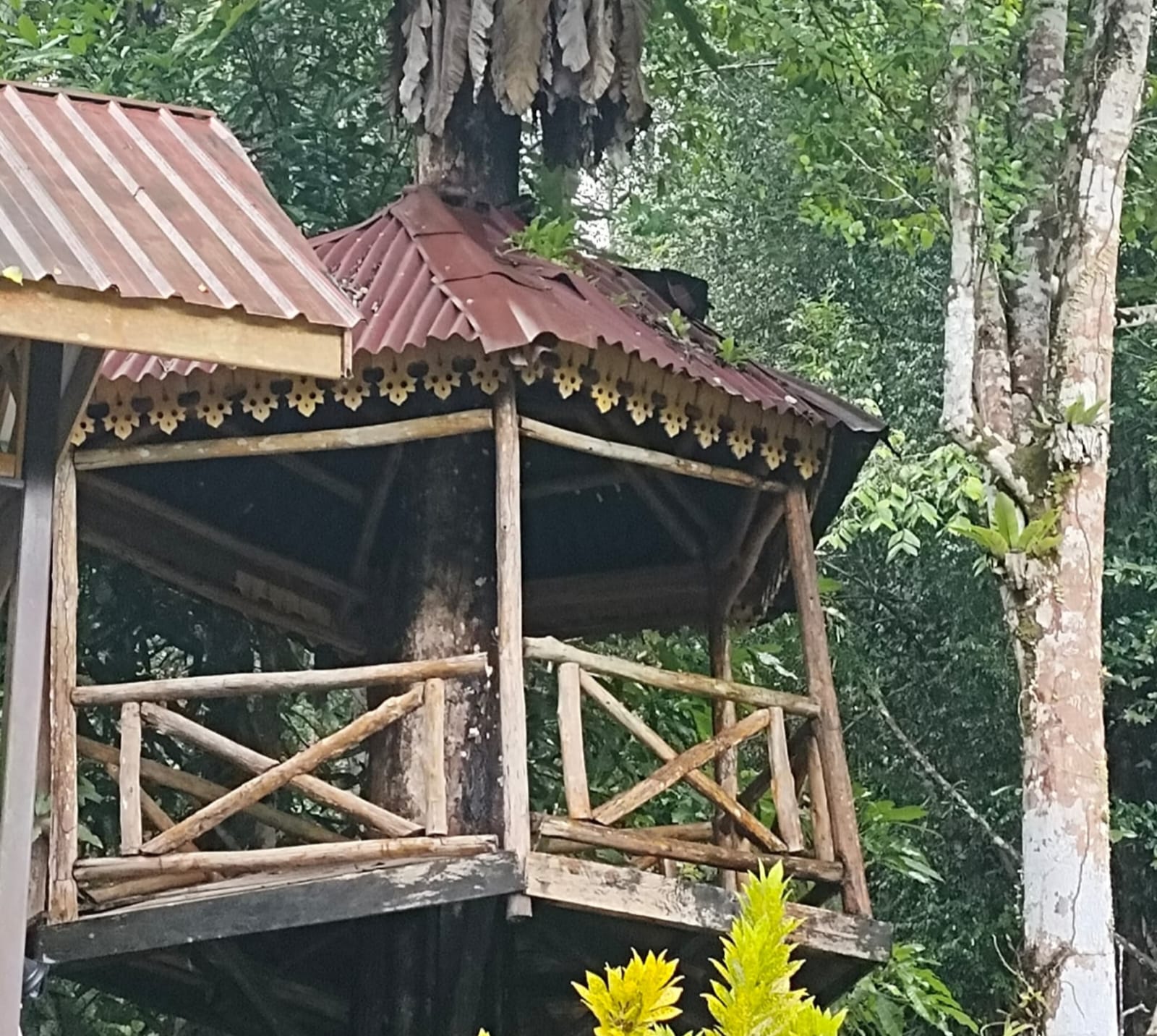 SALAH satu fasilitas umum di tempat wisata pemandian Batu Ampar yang rusak parah di Lingga.